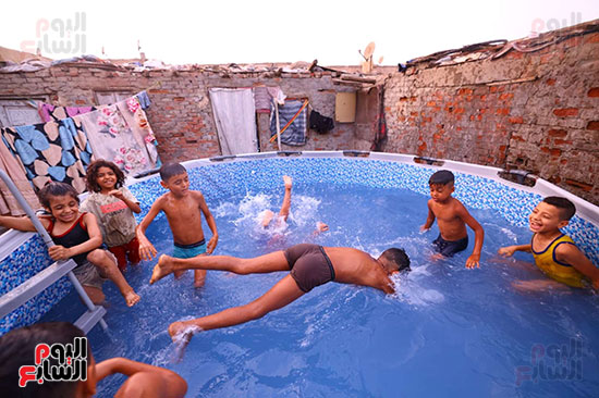 طفل يقفز فى حمام السباحة طفل يقفز فى حمام السباحة