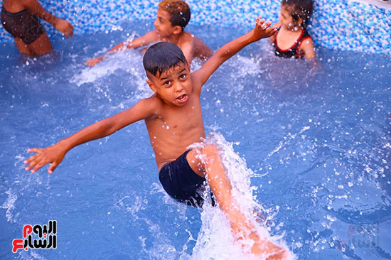 طفل يلهو فى حمام السباحة طفل يلهو فى حمام السباحة
