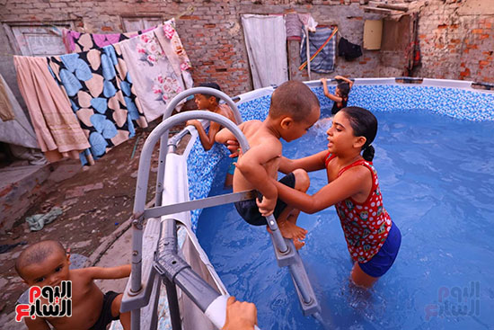 طفلة تساعد شقيقها طفلة تساعد شقيقها