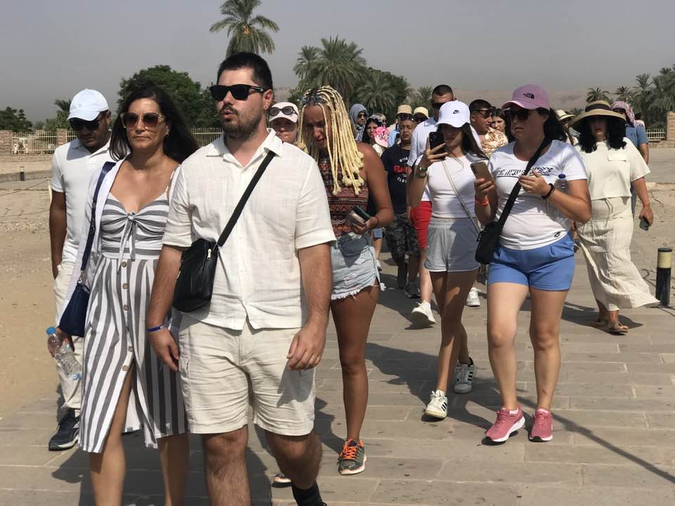 الأفواج السياحية تتوافد على معابد الأقصر