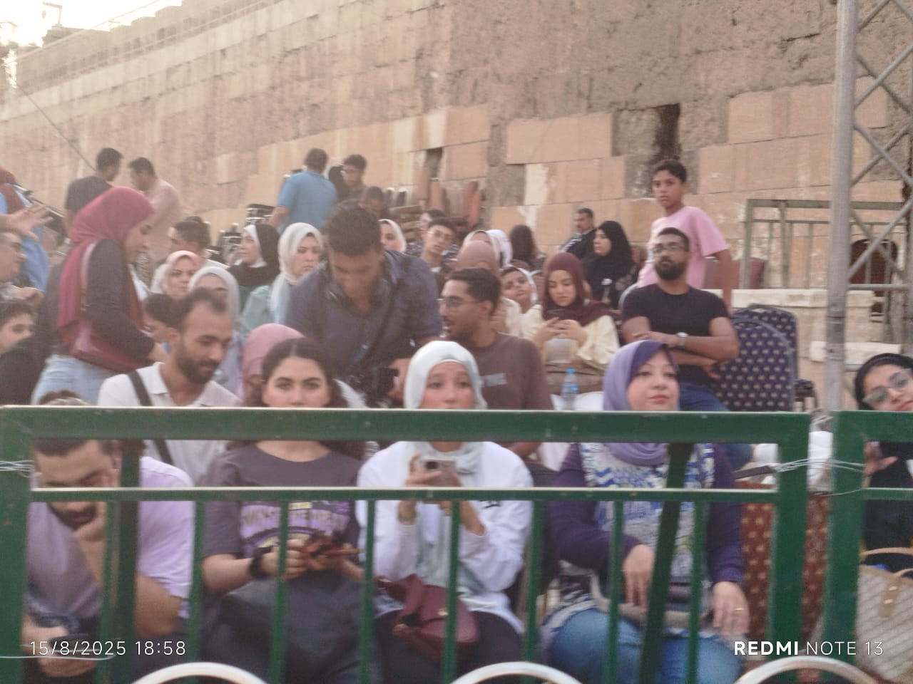 جمهور مهرجان القلعة يحضر مبكراً لاحتضان حفل الافتتاح في أجواء تاريخية (1)
