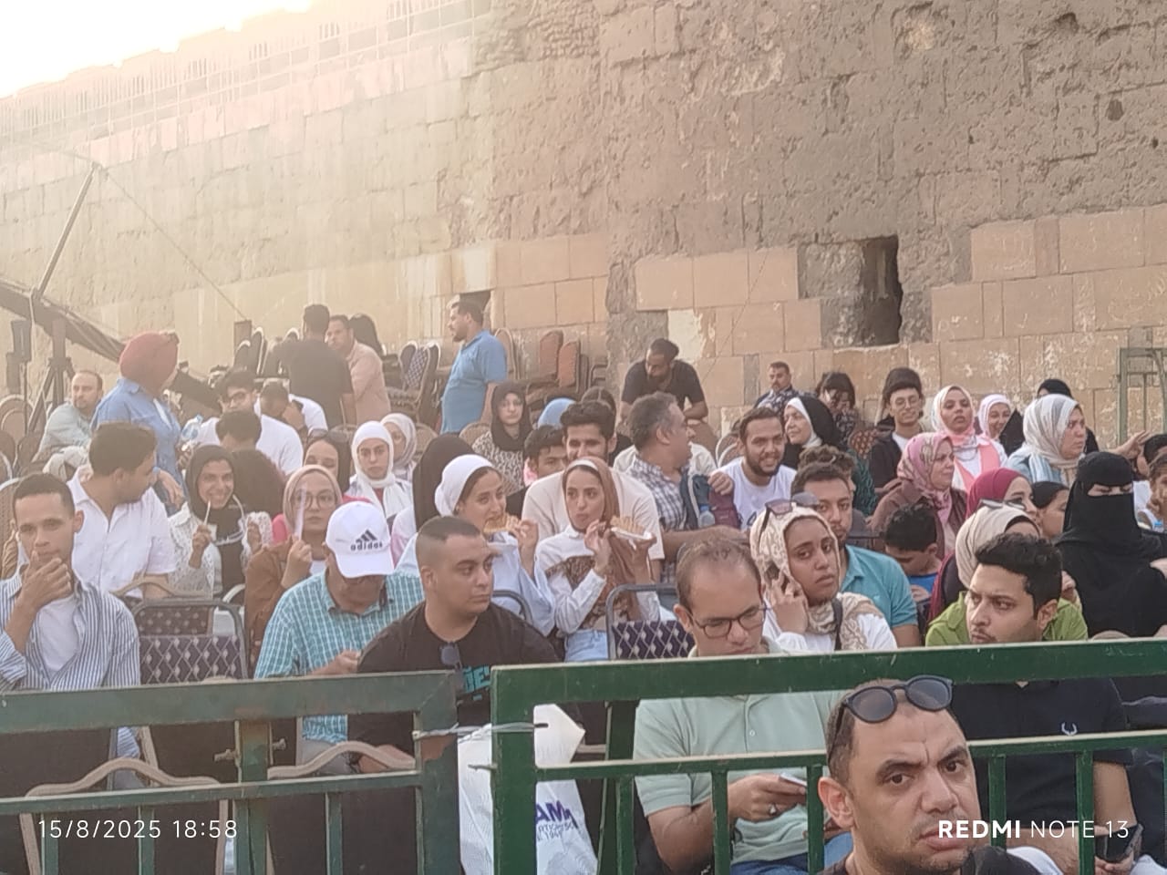 جمهور مهرجان القلعة يحضر مبكراً لاحتضان حفل الافتتاح في أجواء تاريخية (2)