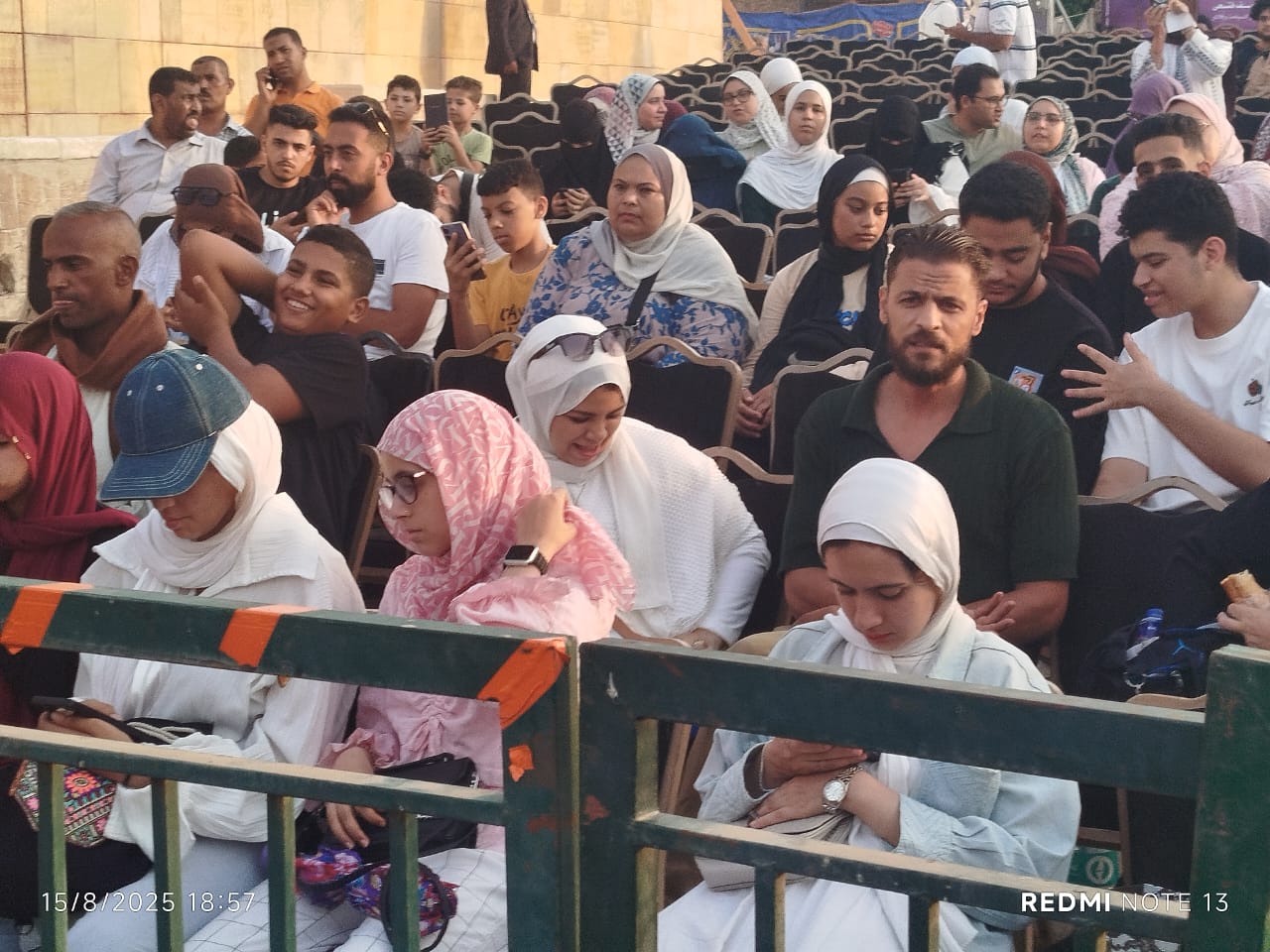 جمهور مهرجان القلعة يحضر مبكراً لاحتضان حفل الافتتاح في أجواء تاريخية (3)
