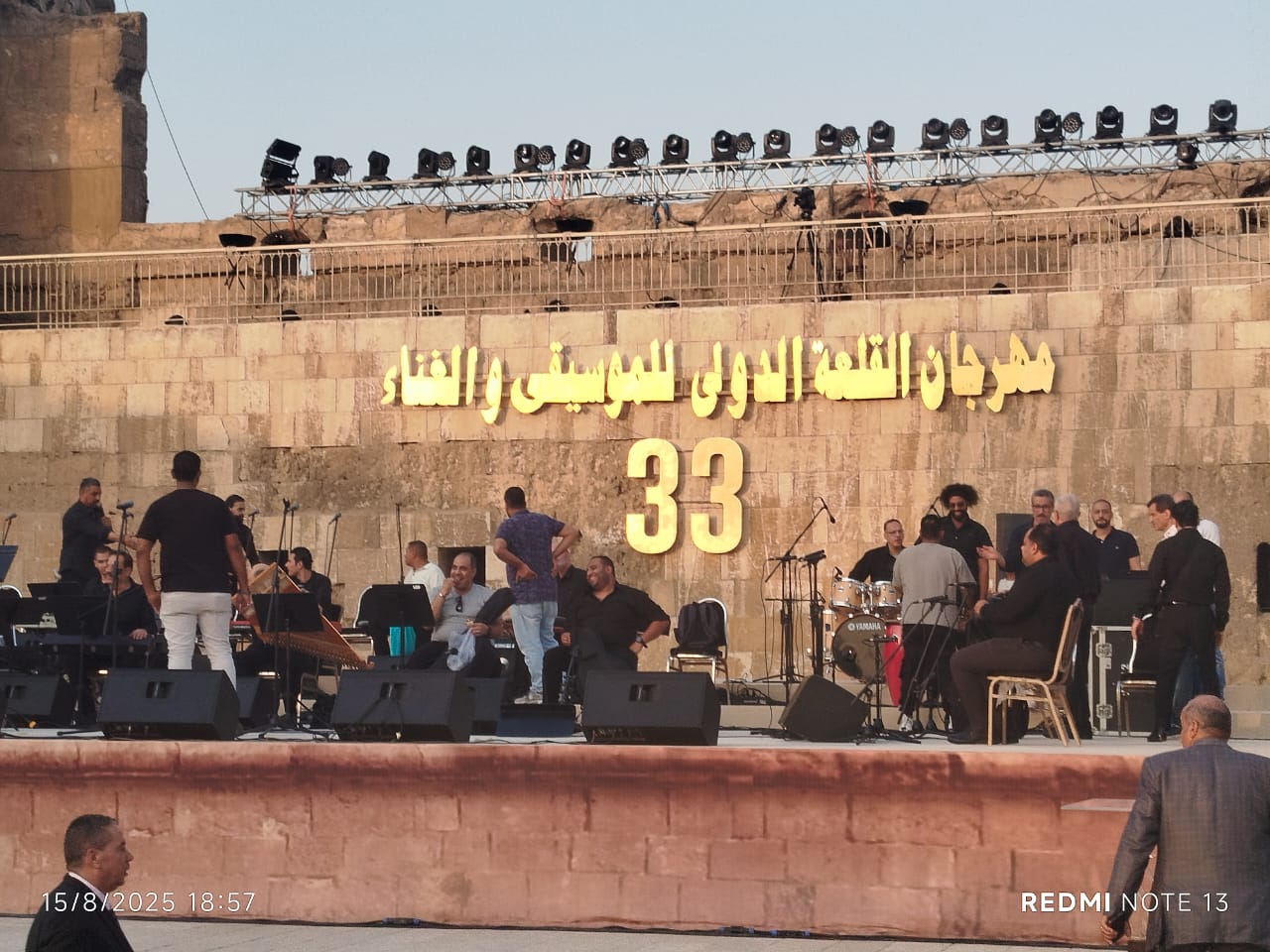 جمهور مهرجان القلعة يحضر مبكراً لاحتضان حفل الافتتاح في أجواء تاريخية (5)