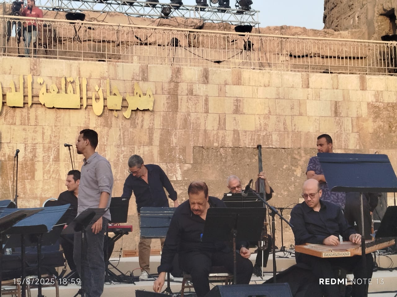 جمهور مهرجان القلعة يحضر مبكراً لاحتضان حفل الافتتاح في أجواء تاريخية (6)