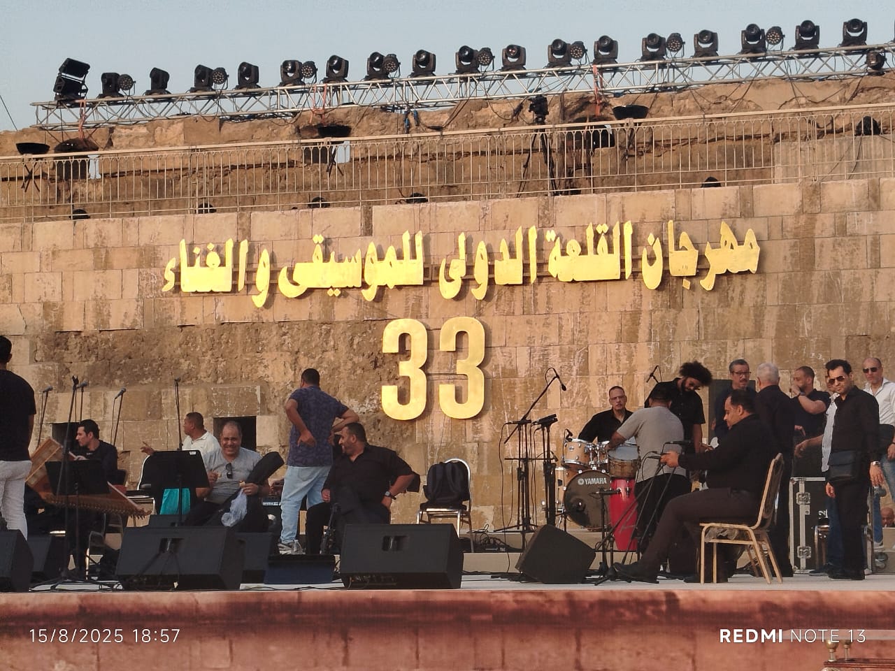 جمهور مهرجان القلعة يحضر مبكراً لاحتضان حفل الافتتاح في أجواء تاريخية (4)