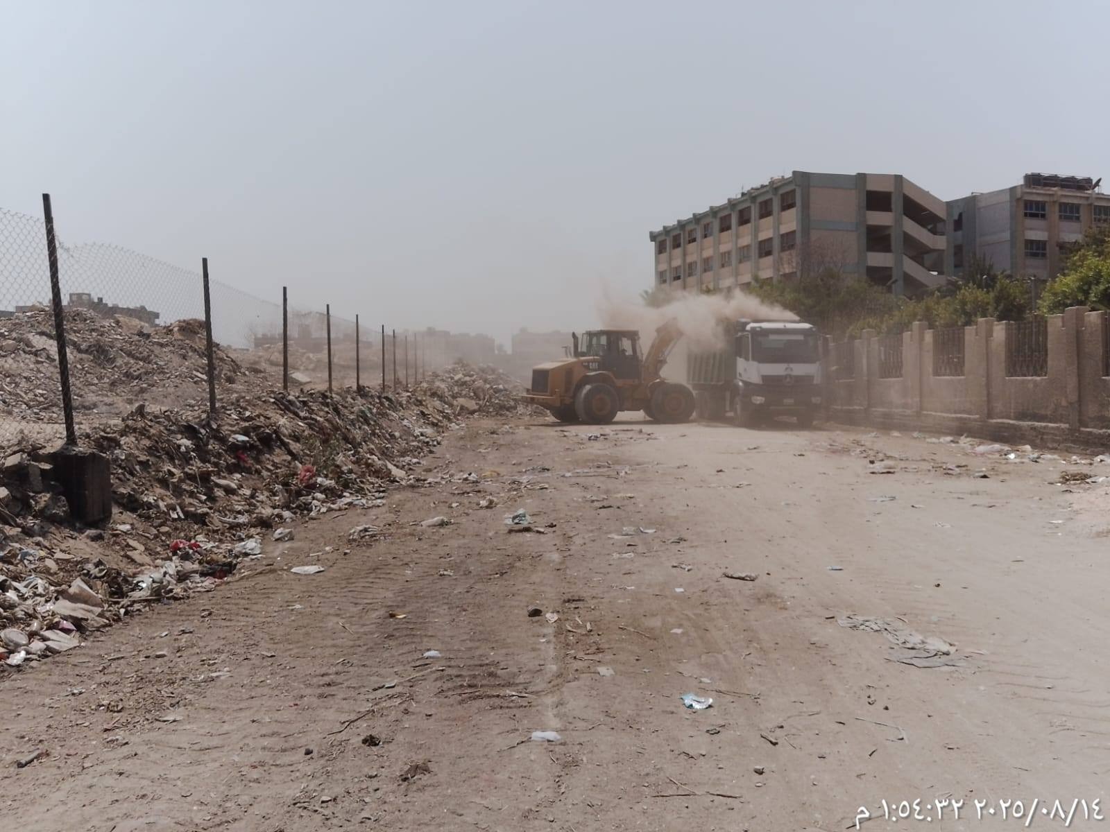 حملات مكثفة لإزالة مخالفات البناء والقمامة من الشوراع حملات مكثفة لإزالة مخالفات البناء والقمامة من الشوراع