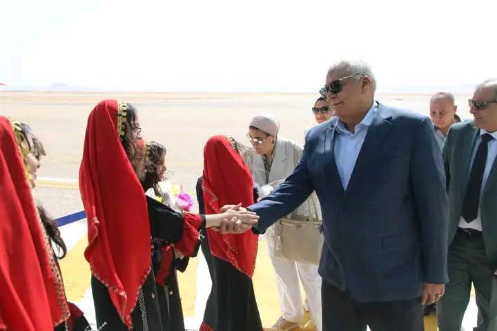 داخل مطار الخارجة 