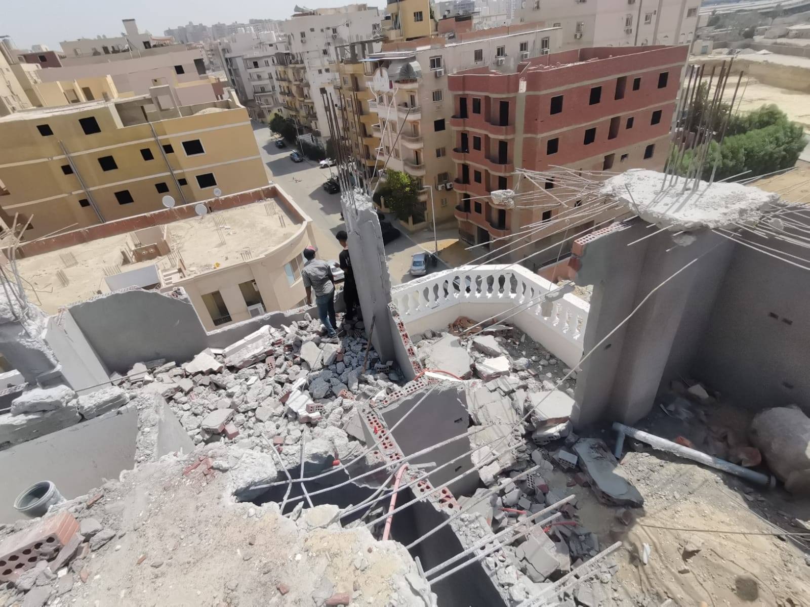 حي البساتين يشن حملات مكثفة لإزالة مخالفات البناء حي البساتين يشن حملات مكثفة لإزالة مخالفات البناء