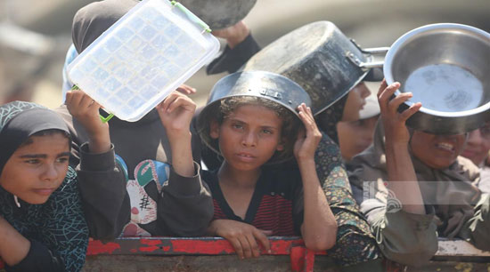 الحزن يخيم على الأطفال نتيجة الجوع