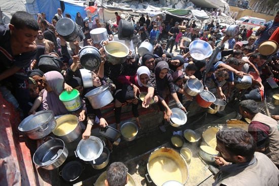 أطفال غزة يتدافعون من أجل لقمة