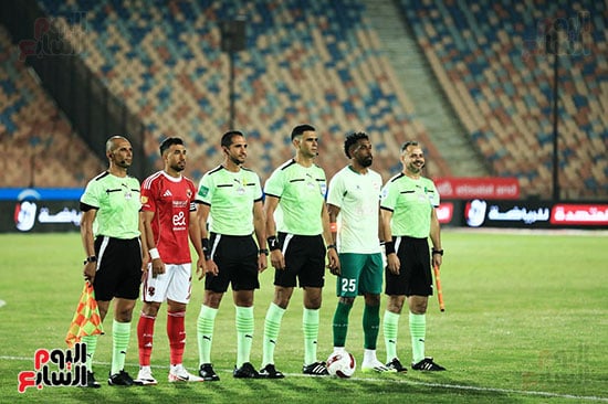 طاقم تحكيم المباراه