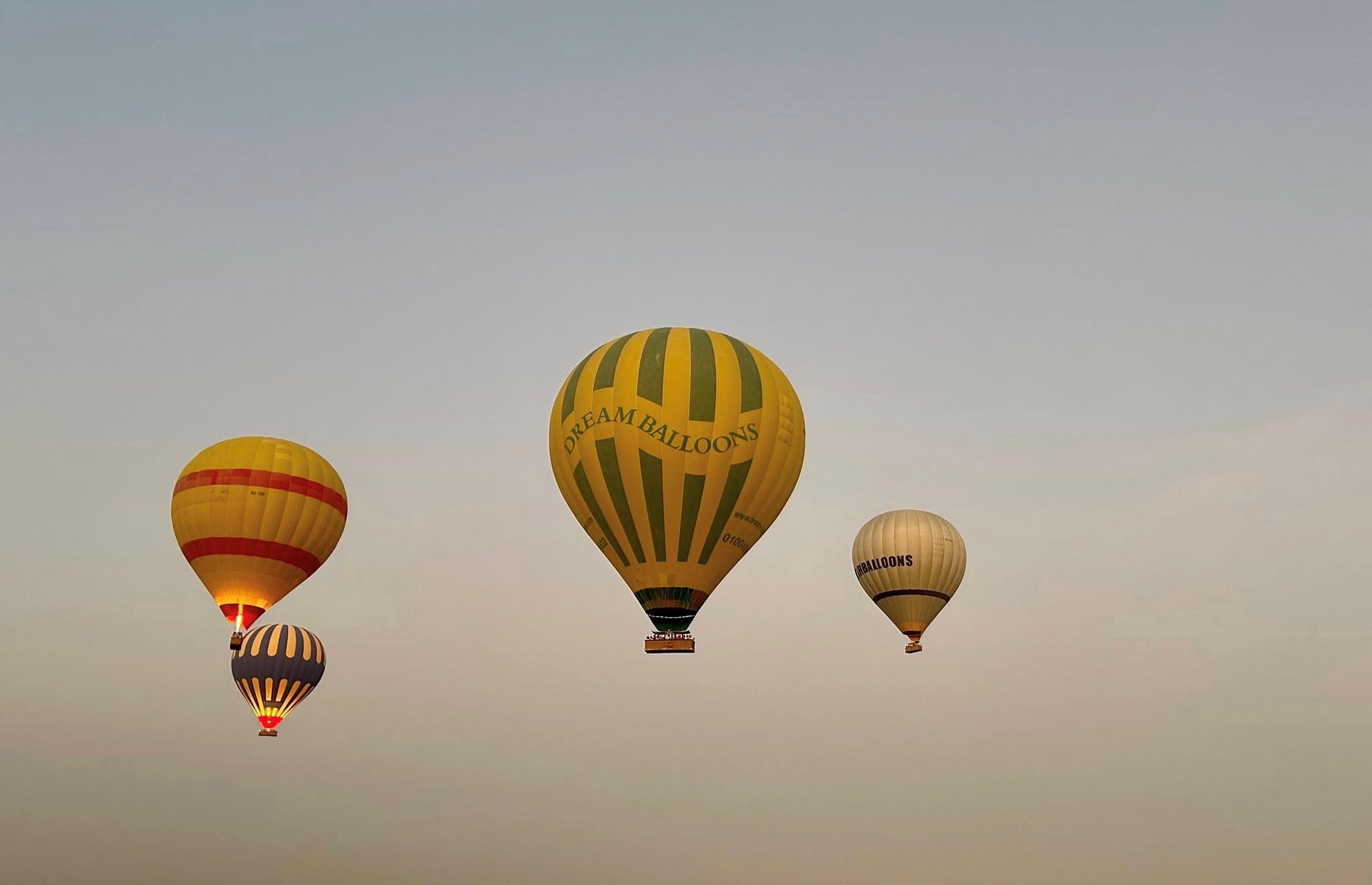رحلات البالون الطائر تحلق بعد إلغاؤها أمس لظروف الطقس