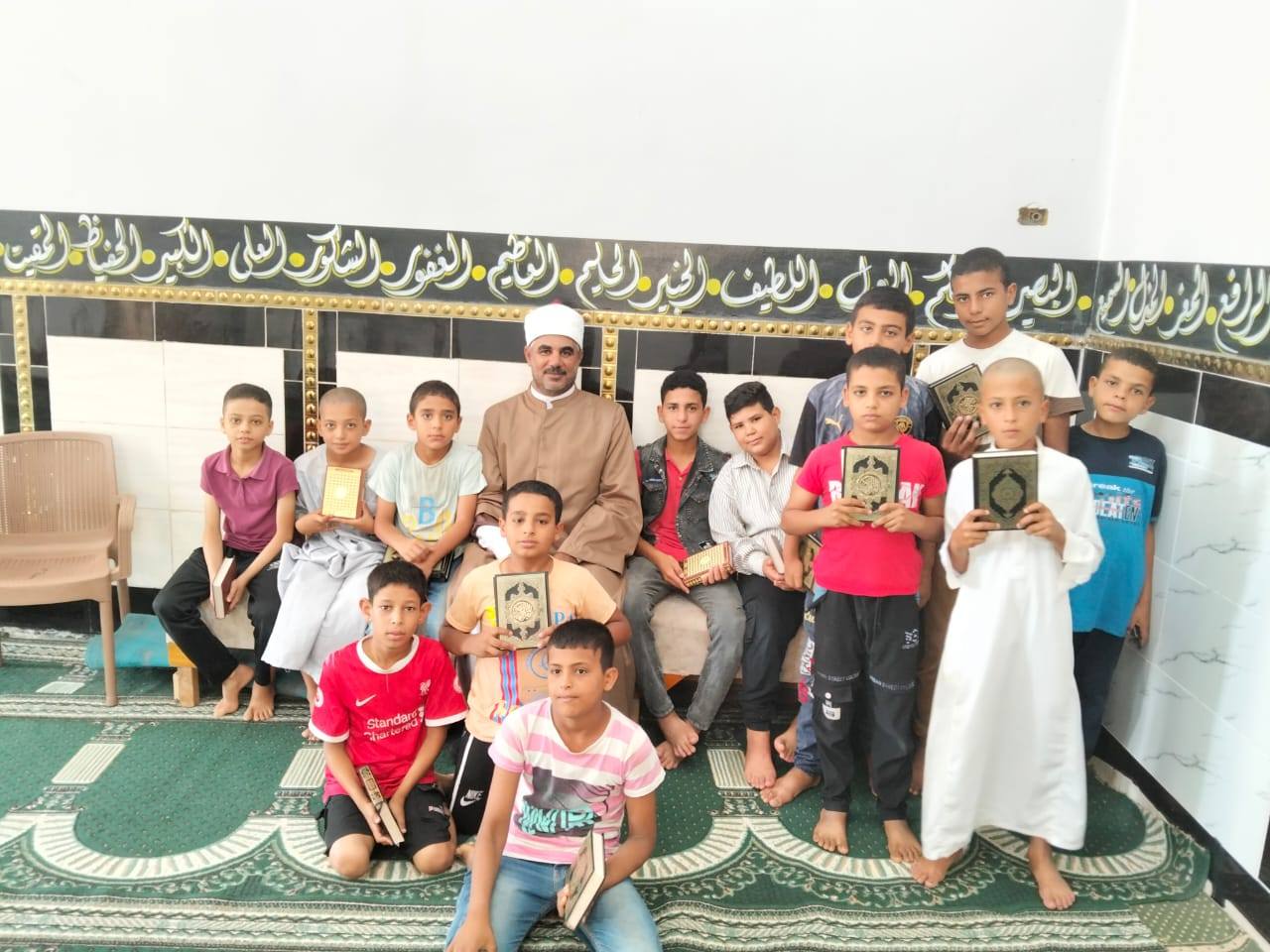 توزيع جوائز على الاطفال