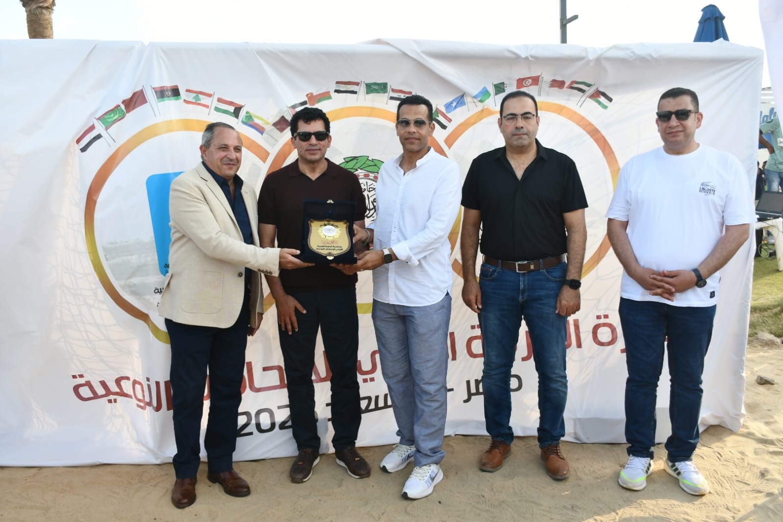 الوزير يسلم الدروع