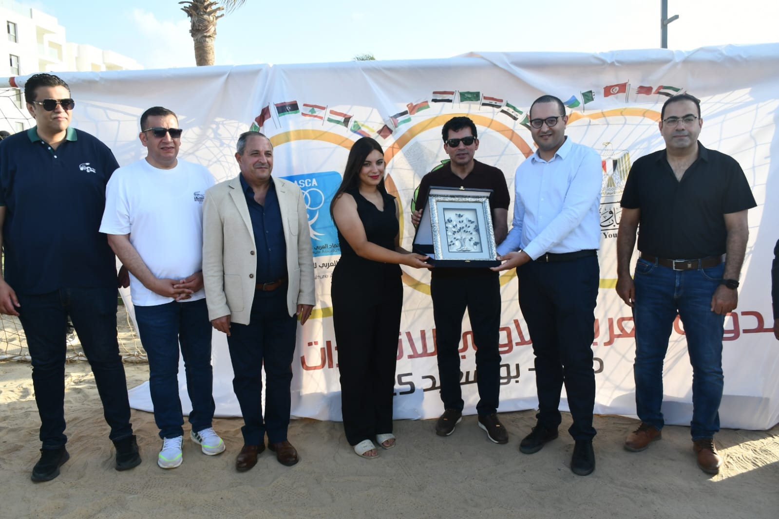 توزيع الدروع في ختام الدورة العربية الأولي للاتحادات العربية النوعية