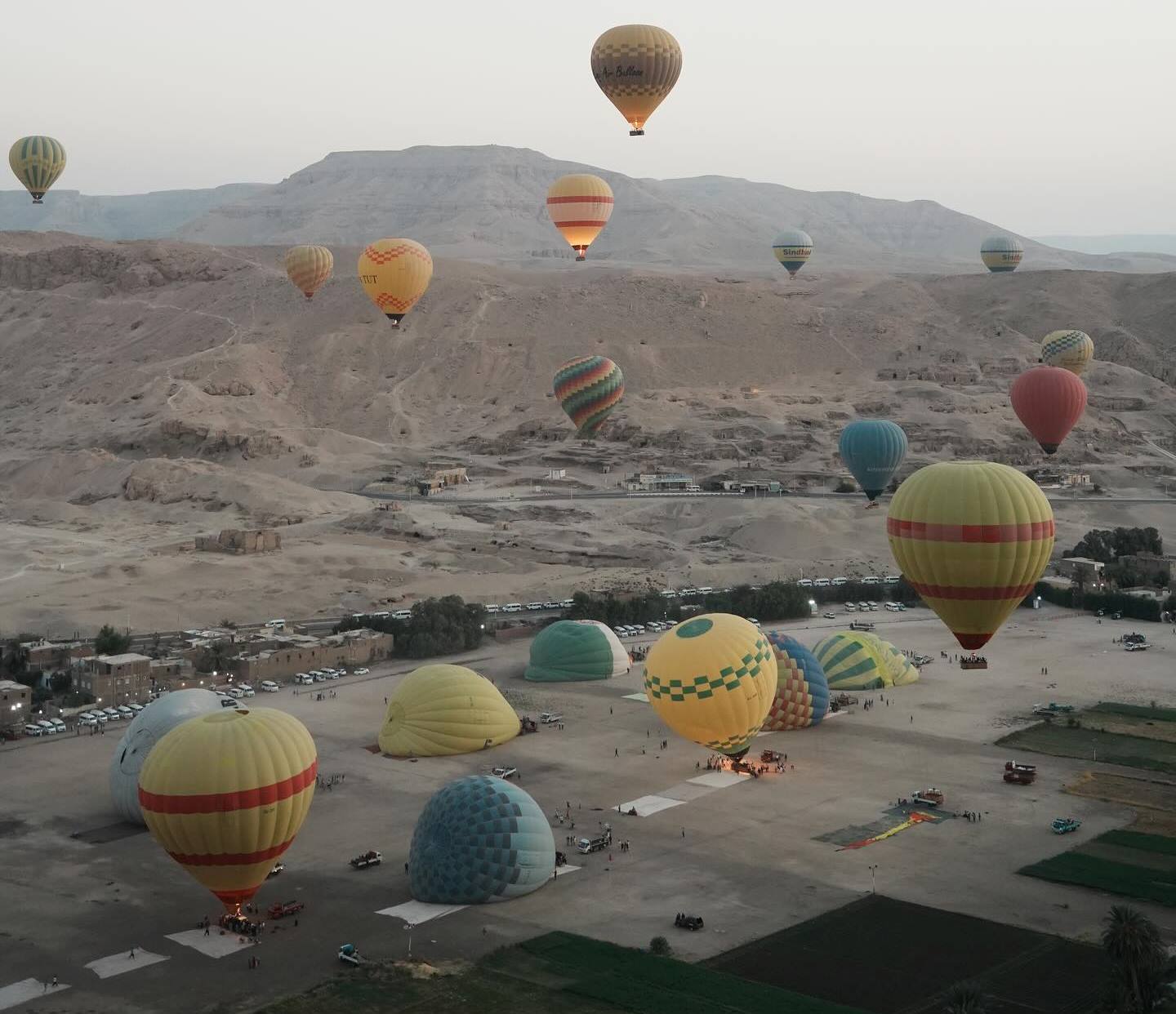 جانب من تحليق رحلات البالون الطائر غرب الأقصر