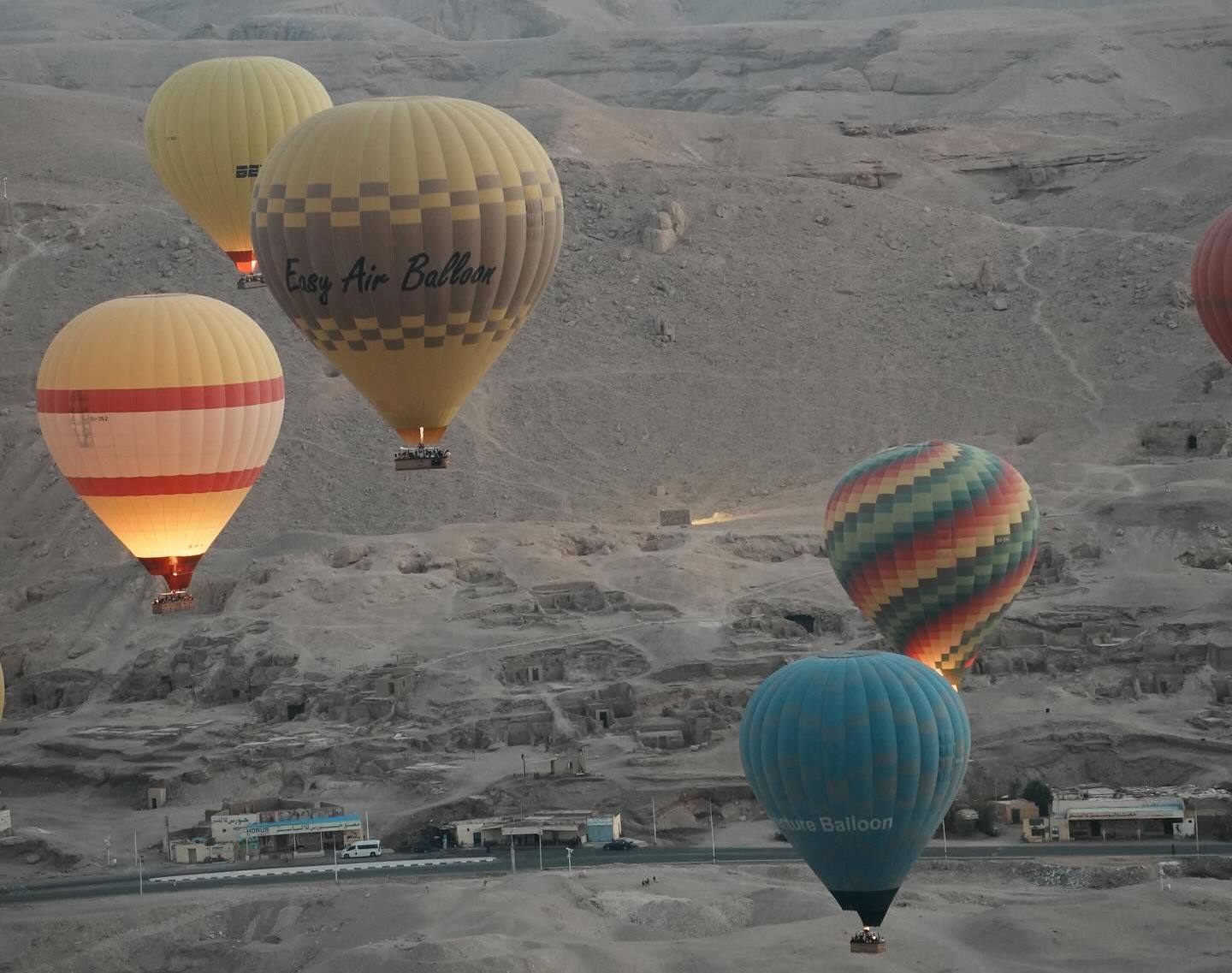 رحلات البالون الطائر تحلق مجدداً بعد إلغاؤها أمس لظروف الطقس