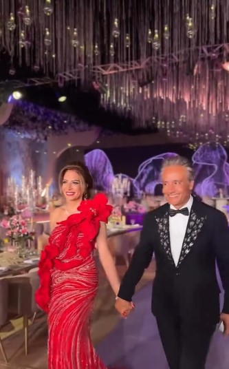 بدلة مرصعة بالألماس بدلة مرصعة بالألماس