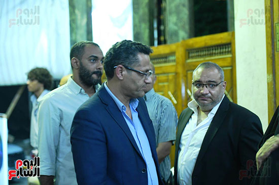 نقيب الصحفيين أثناء العزاء نقيب الصحفيين أثناء العزاء
