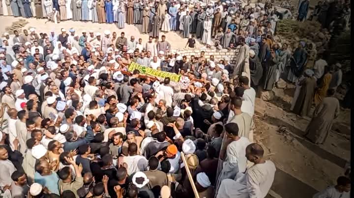 الالاف من مريديه