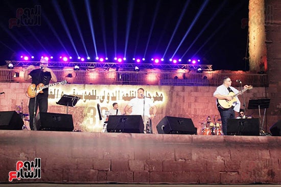 فريق وسط البلد يتألق بأغانى كراكيب وشمس النهار فى مهرجان القلعة