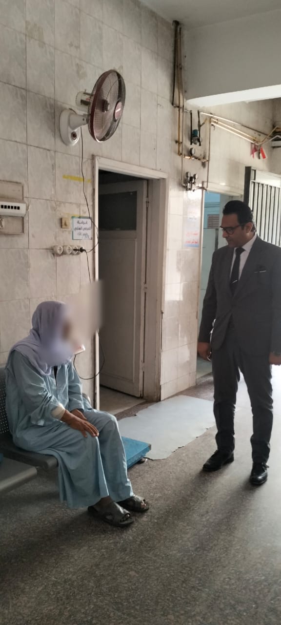 وكيل الوزارة مع المريض