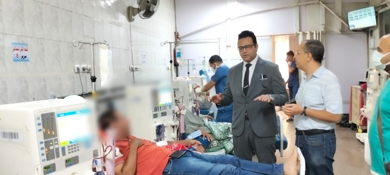 ويتابع حالة المرضى 