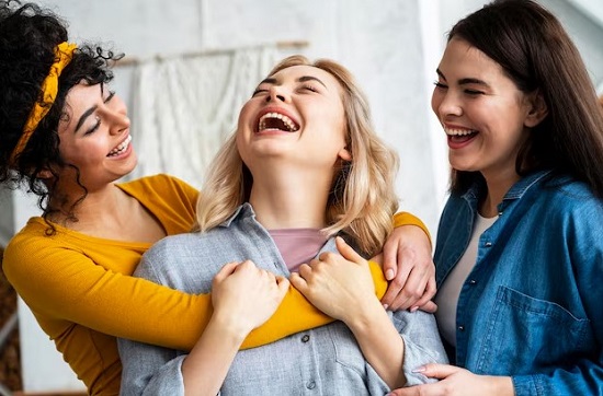 الضحك مع الأصدقاء الضحك مع الأصدقاء