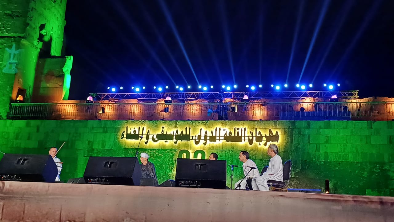 ياسين التهامي يبدأ حفله بمهرجان القلعة وسط استقبال جماهيرى كبير (1)