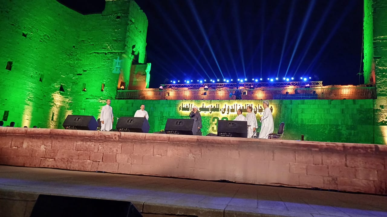 ياسين التهامي يبدأ حفله بمهرجان القلعة وسط استقبال جماهيرى كبير (2)
