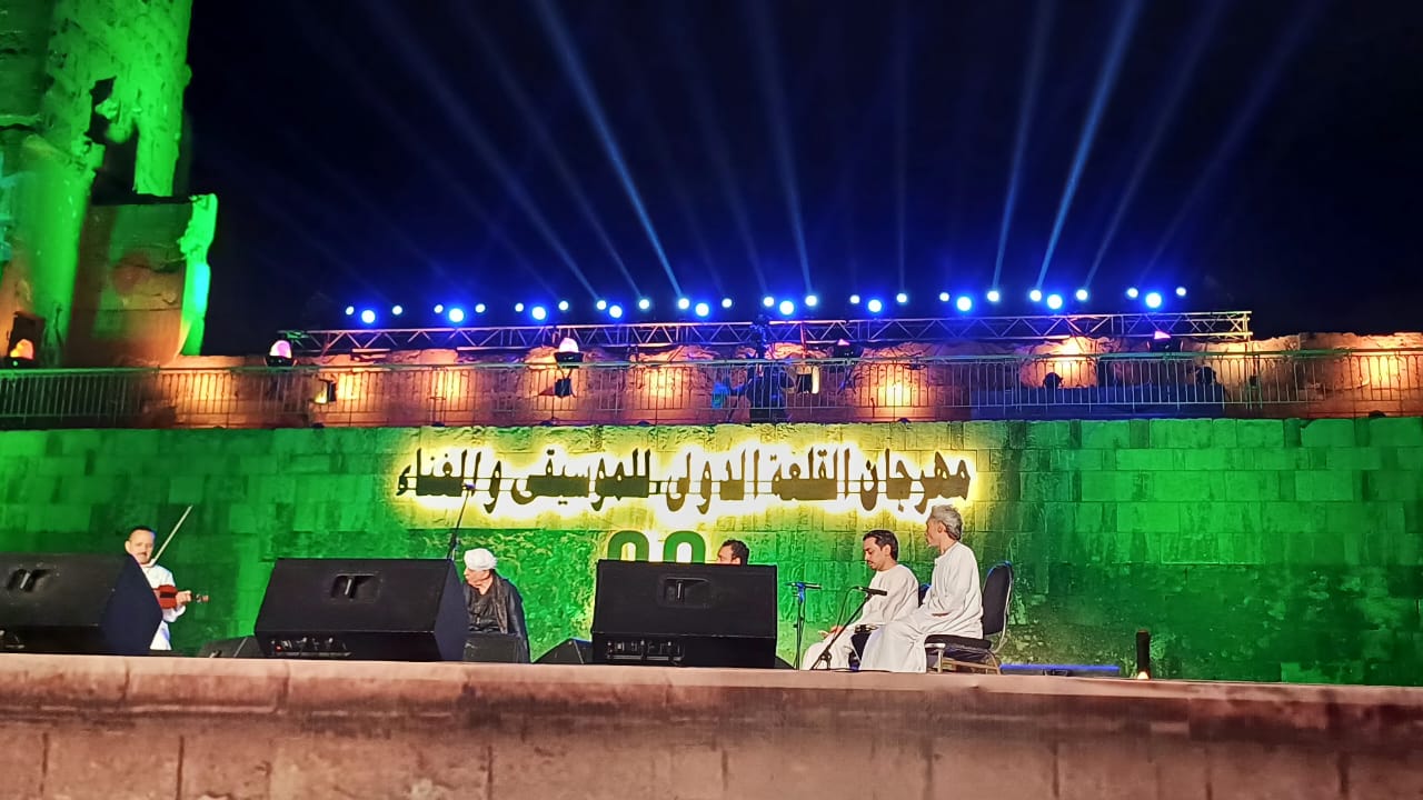 ياسين التهامي يبدأ حفله بمهرجان القلعة وسط استقبال جماهيرى كبير (3)