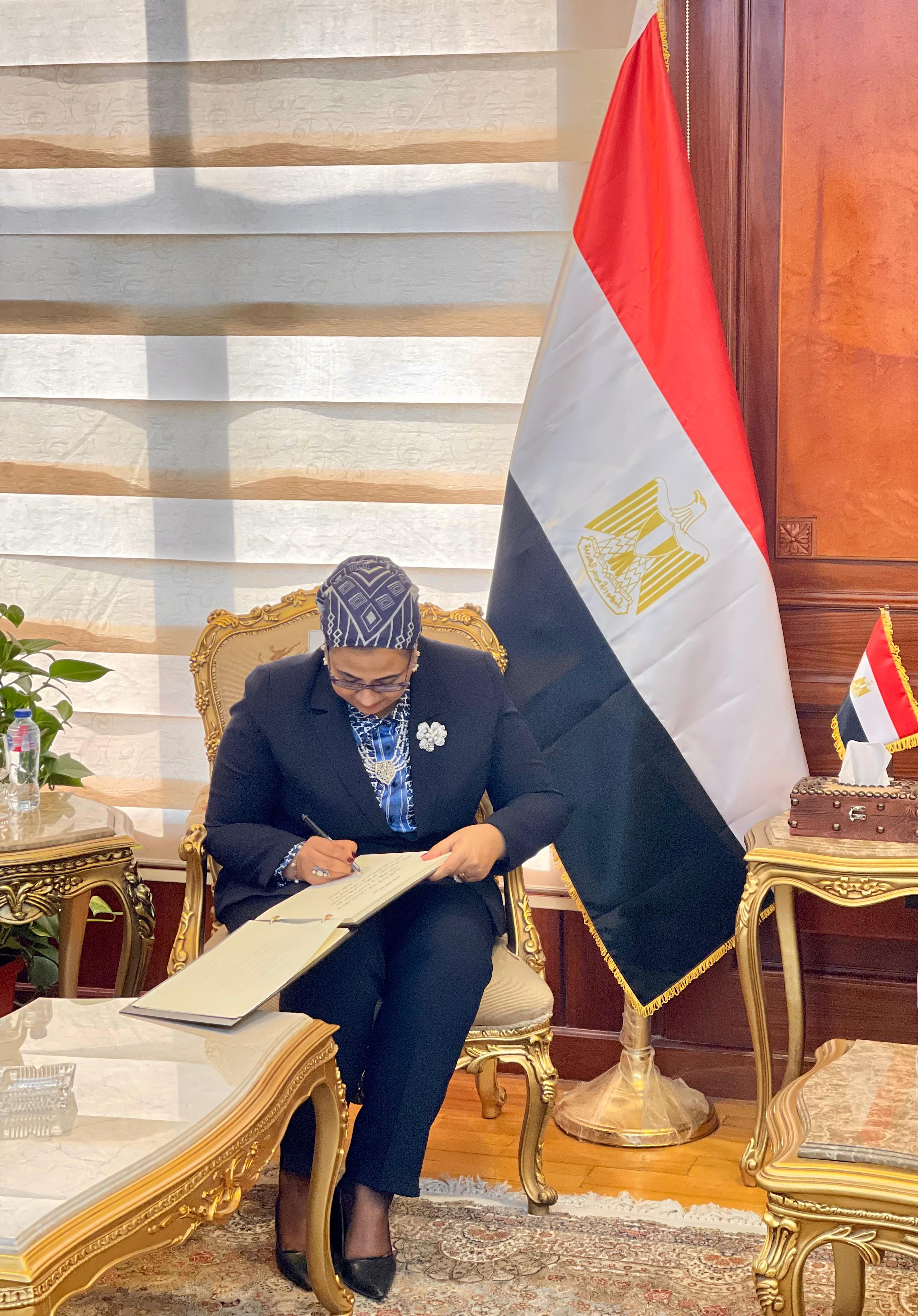 رئيس هيئة النيابة الإدارية يستقبل رئيسة المجلس للمرأة (2)