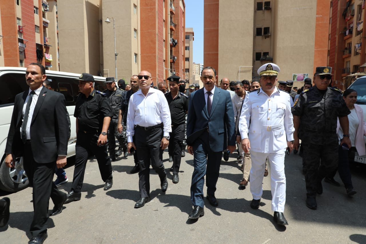 محافظ القاهرة ومدير الأمن يقودان حملة لإزالة العشوائية (8)