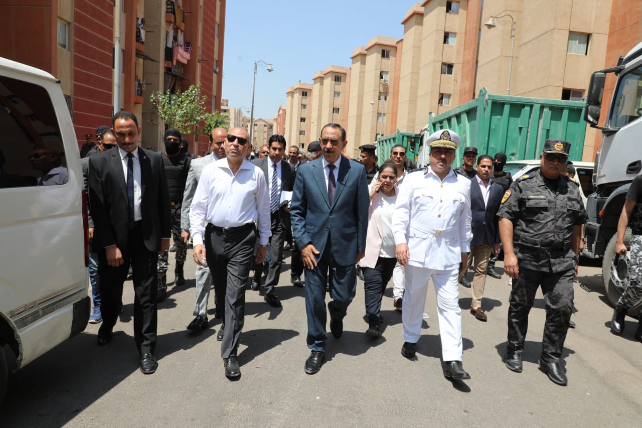 محافظ القاهرة ومدير الأمن يقودان حملة لإزالة العشوائية (2)
