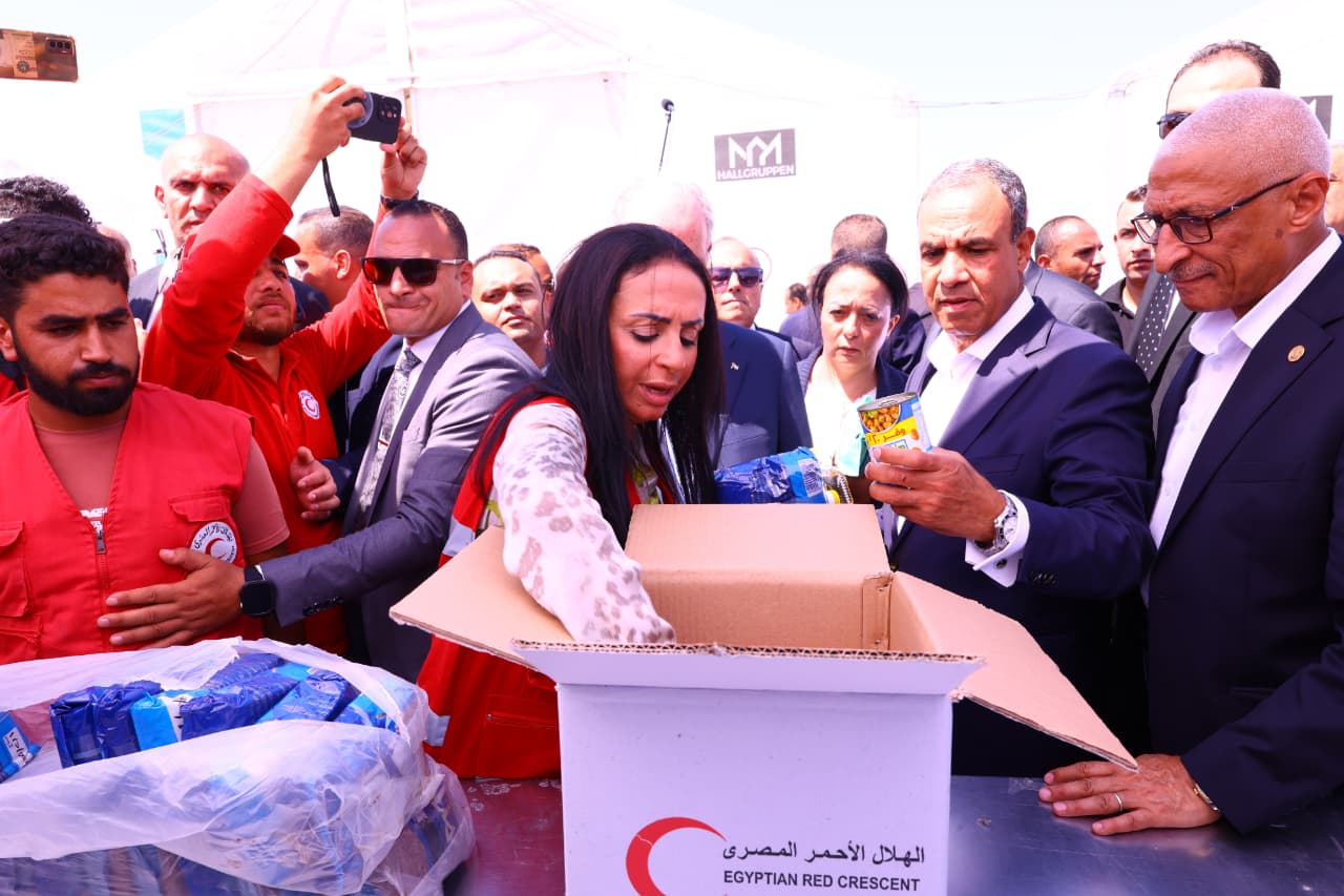وزيرا التضامن والخارجية يتفقدان رفقة رئيس وزراء فلسطين المركز اللوجستى  بالعريش