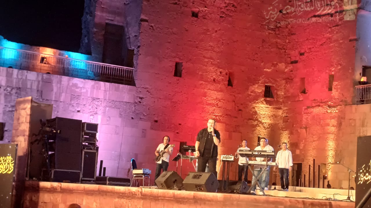 هشام عباس يغني عيني وعينيها السود بمهرجان القلعة (2)