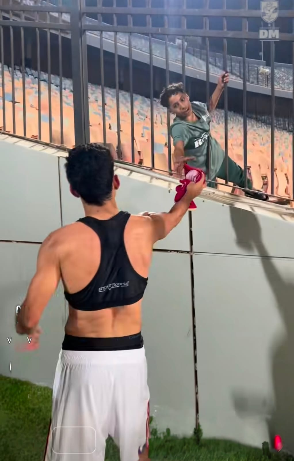 اشرف بن شرقي يهدي قميصه لأحد المشجعين