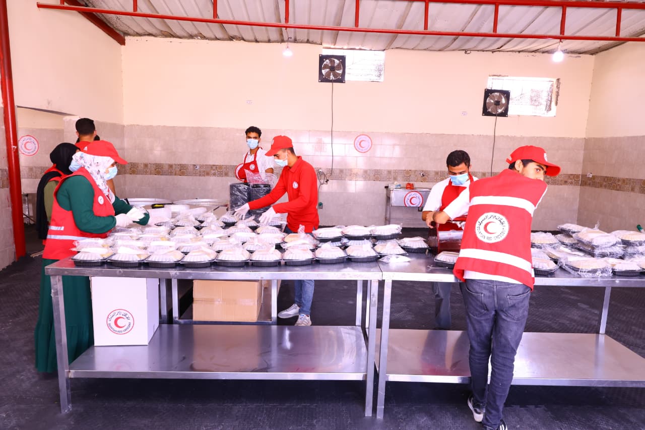 جانب من تجهيز الوجبات