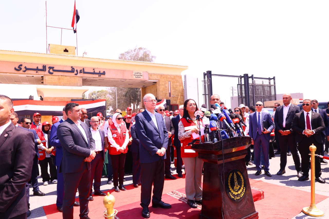 وزيرة التضامن من امام معبر  رفح
