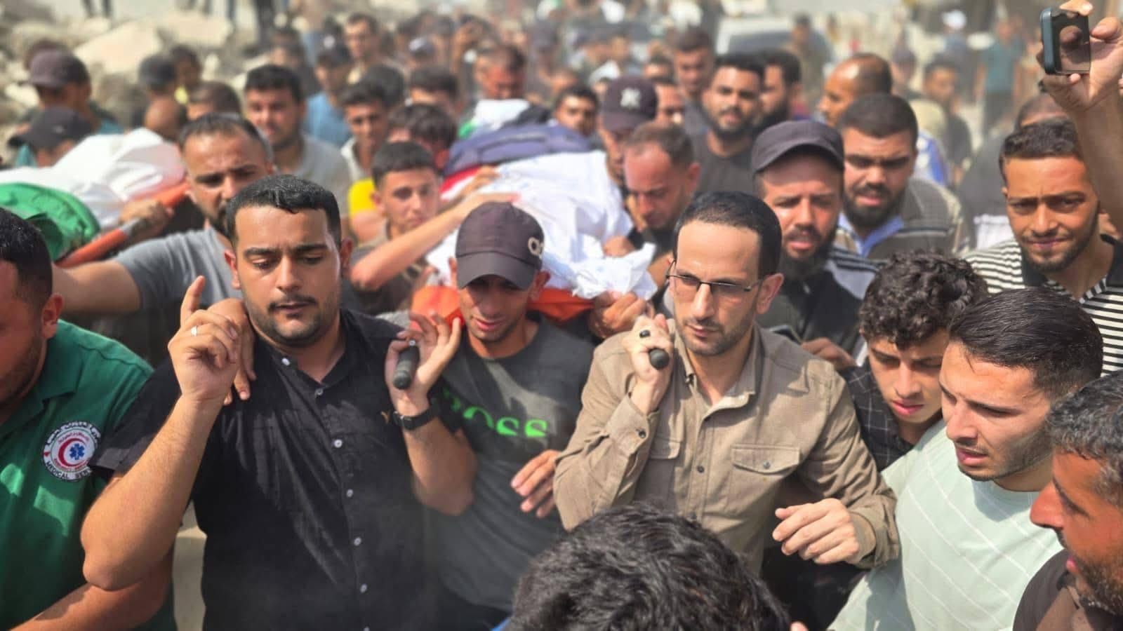 محمود الشريف يحمل جثمان شقيقه أنس إلى مثواه الأخير