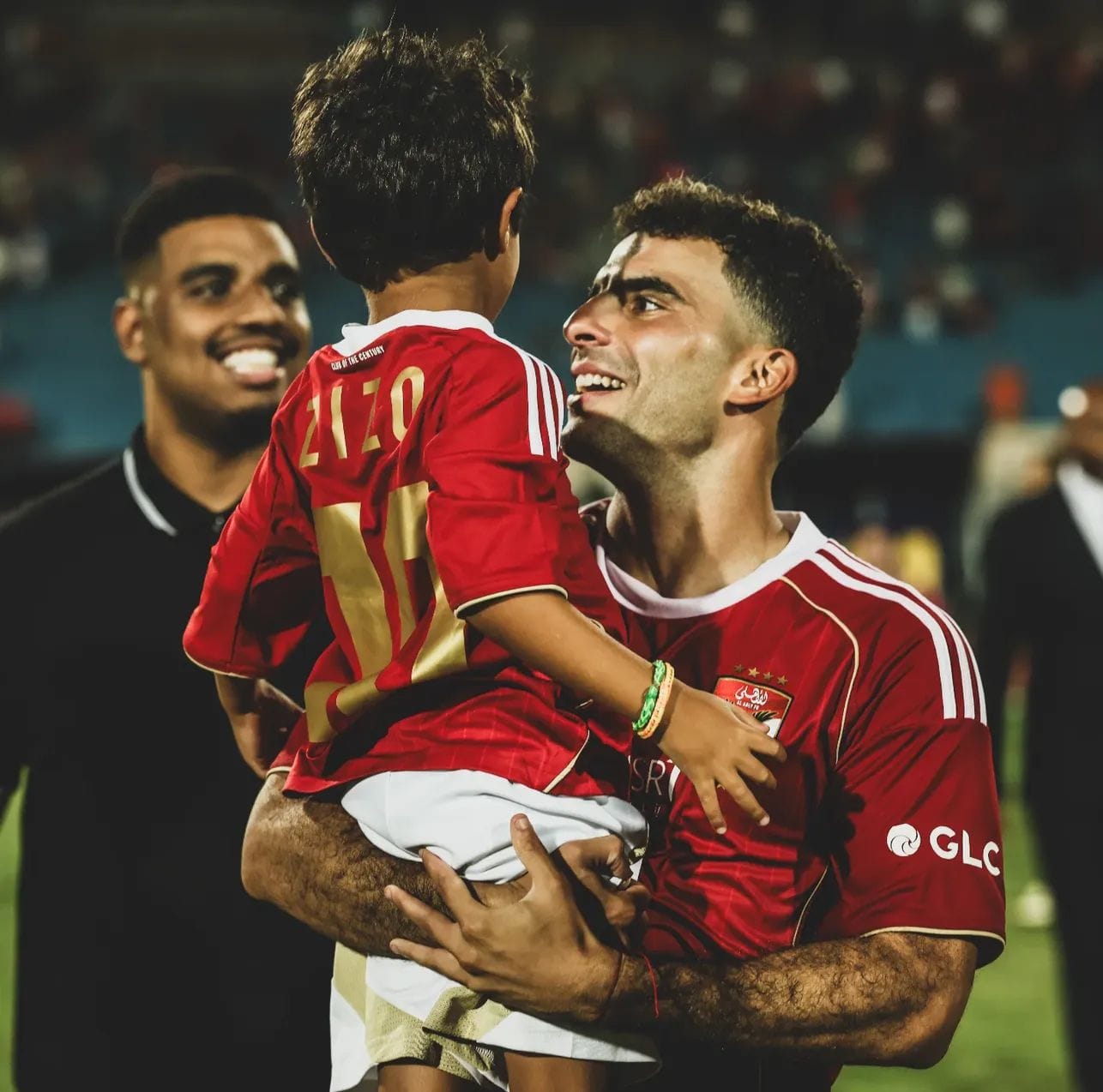 زيزو مع مشجع أهلاوي صغير