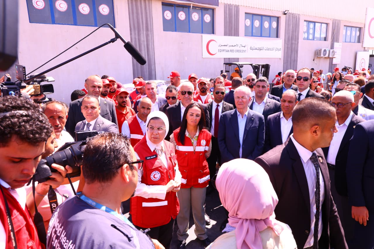 وزيرا التضامن والخارجية وفريق الهلال الأحمر المصرى
