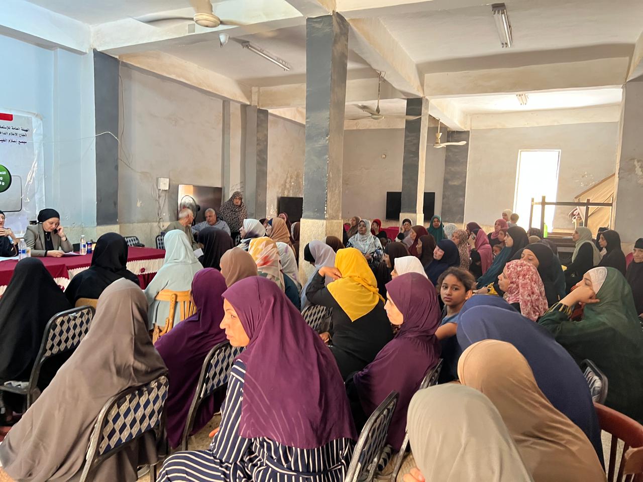 عدد من الحضور