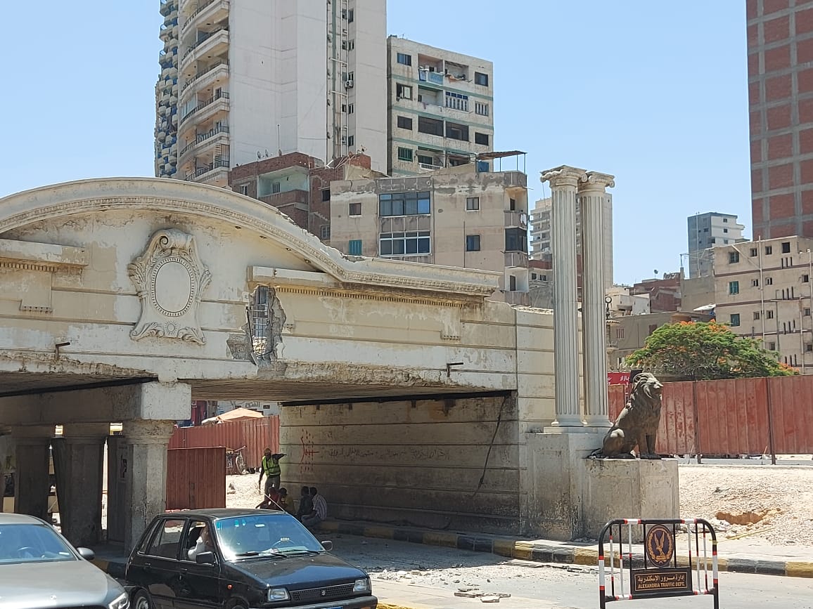 كوبرى المندرة توقف الجهه اليسرى فقط