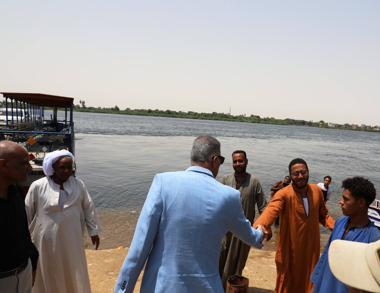 محافظ أسوان مع الأهالى محافظ أسوان مع الأهالى