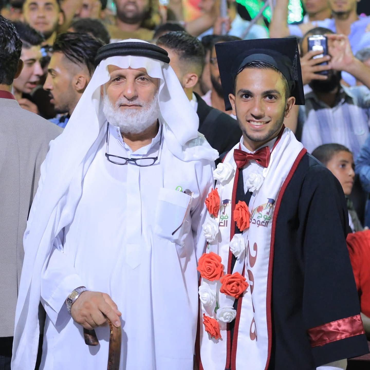 أنس الشريف خلال تخرجه مع والده