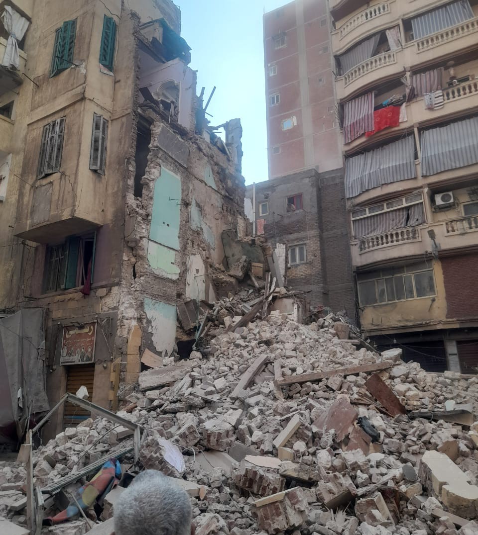 انهيار عقار قديم في الجمرك بالإسكندرية (1)