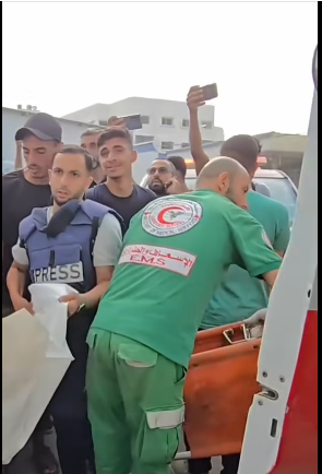 أنس الشريف يشارك في نقل الشهداء خلال تغطيته في غزة