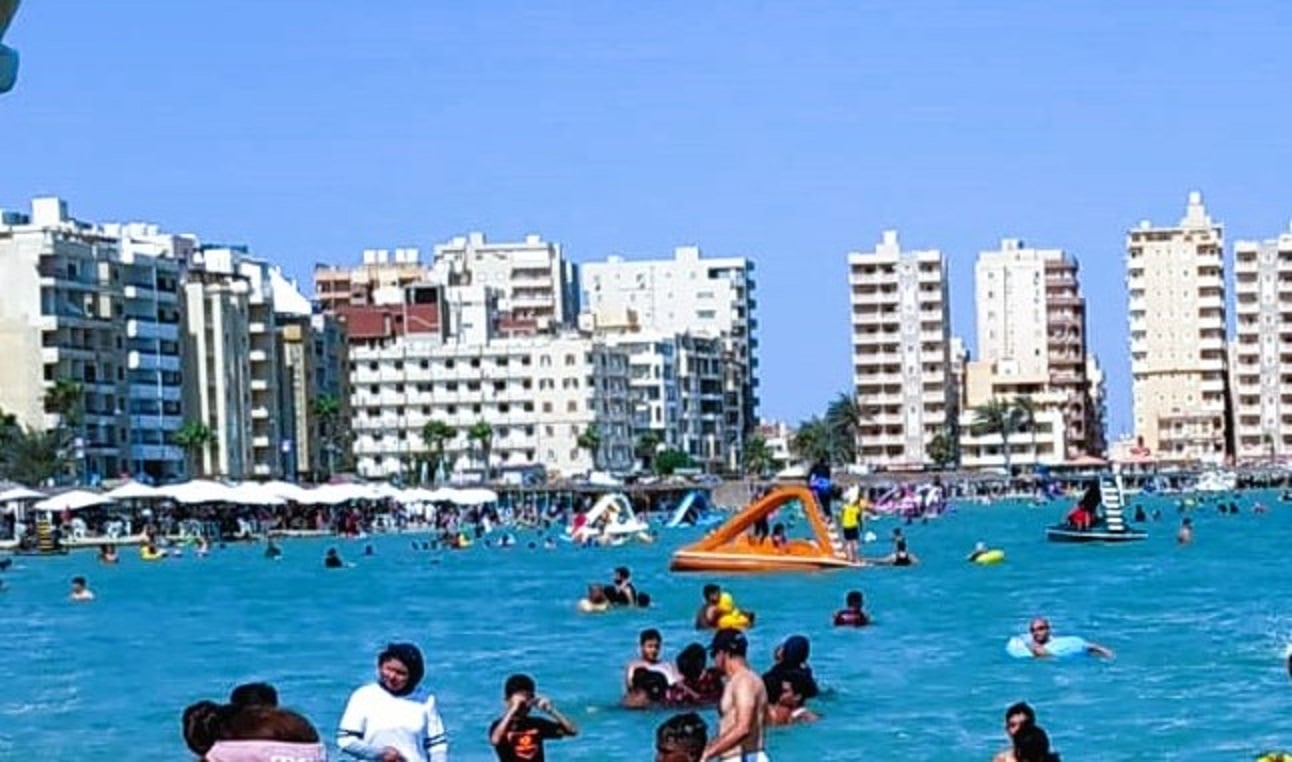 استمتاع المواطنين في شاطئ الفيروز - مطروح